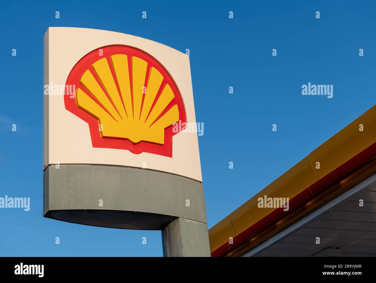 L'île de Lefkada. Grèce- 06.13.2023. Le logo, symbole de la compagnie pétrolière américaine Shell sur l'une de ses stations-service. Banque D'Images