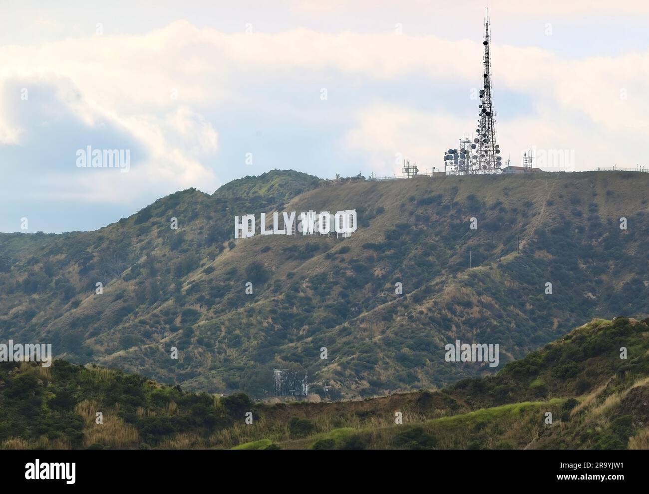 Le panneau Hollywood de l'observatoire Griffith avec un mât de communication au sommet des montagnes Mount Lee Santa Monica Los Angeles Californie USA Banque D'Images