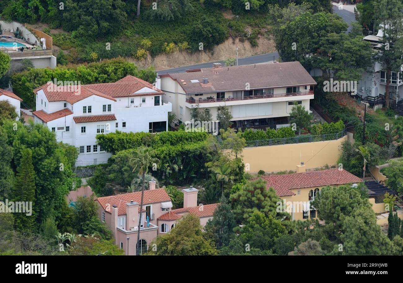 Vue depuis Griffith Park sur les maisons exclusives des riches et célèbres Hollywood Hills Los Angeles Californie USA avec une brume de pollution Banque D'Images