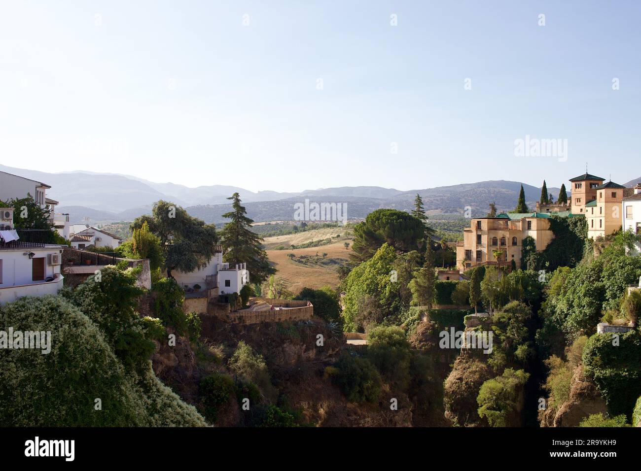 Vue sur la magnifique gorge de Ronda, Andalousie, Espagne, montrant la Casa del Rey Moro en cours de rénovation Banque D'Images