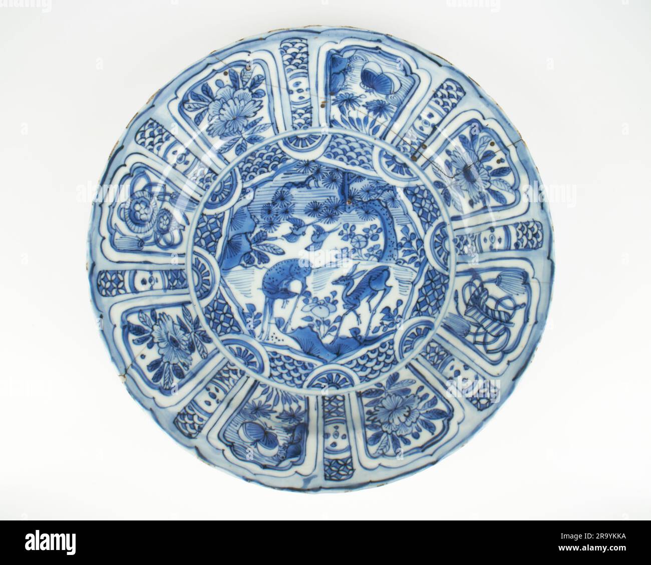 Plat chinois antique en porcelaine Kraak bleue et blanche Banque D'Images