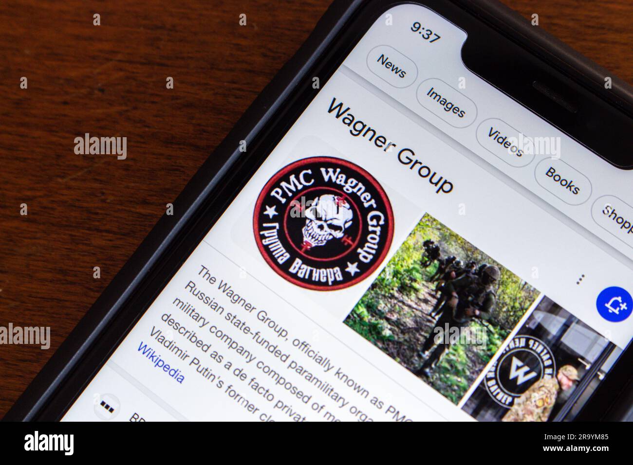 Résultat de recherche Google de Wagner Group vu dans un iPhone. Le groupe Wagner est une organisation paramilitaire financée par l'État russe (PMC Wagner) Banque D'Images