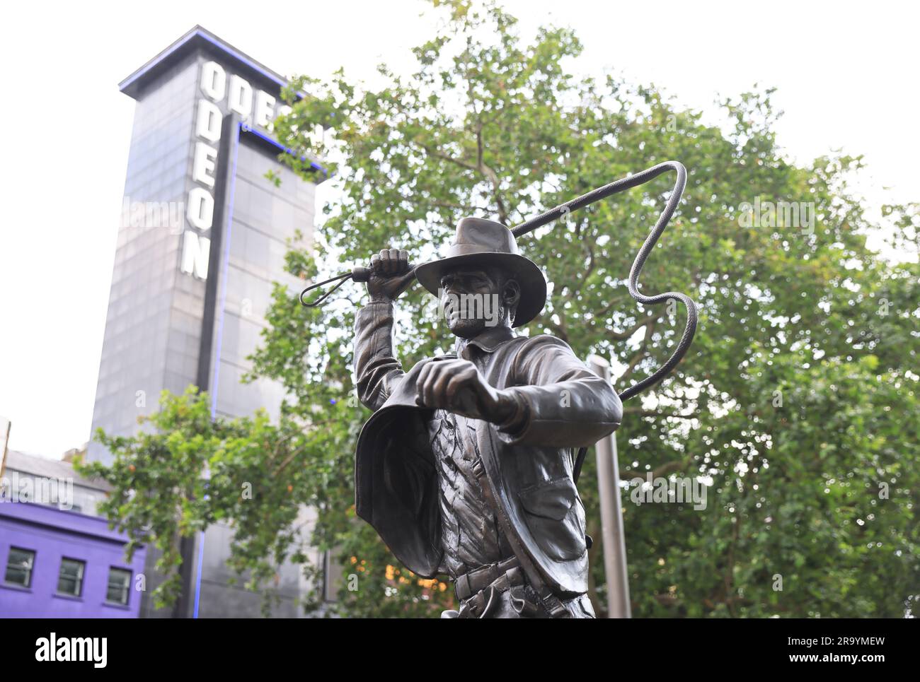 La statue de bronze de Harrison Ford, comme Indiana Jones, son personnage d'explorateur emblématique, a été dévoilée à Leicester Square pour marquer la sortie du film 5th, et probablement le dernier film, 'Indiana Jones et le cadran de Destiny'. Le personnage rejoint d'autres icônes de cinéma dans les scènes de la région de The Square, Londres, Royaume-Uni Banque D'Images