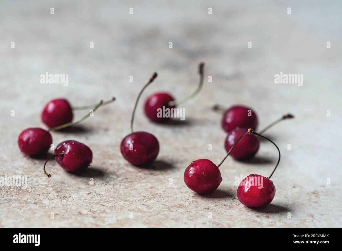 Cerises rouges fraîches sur une table en bois, gros plan, macrophotographie Banque D'Images