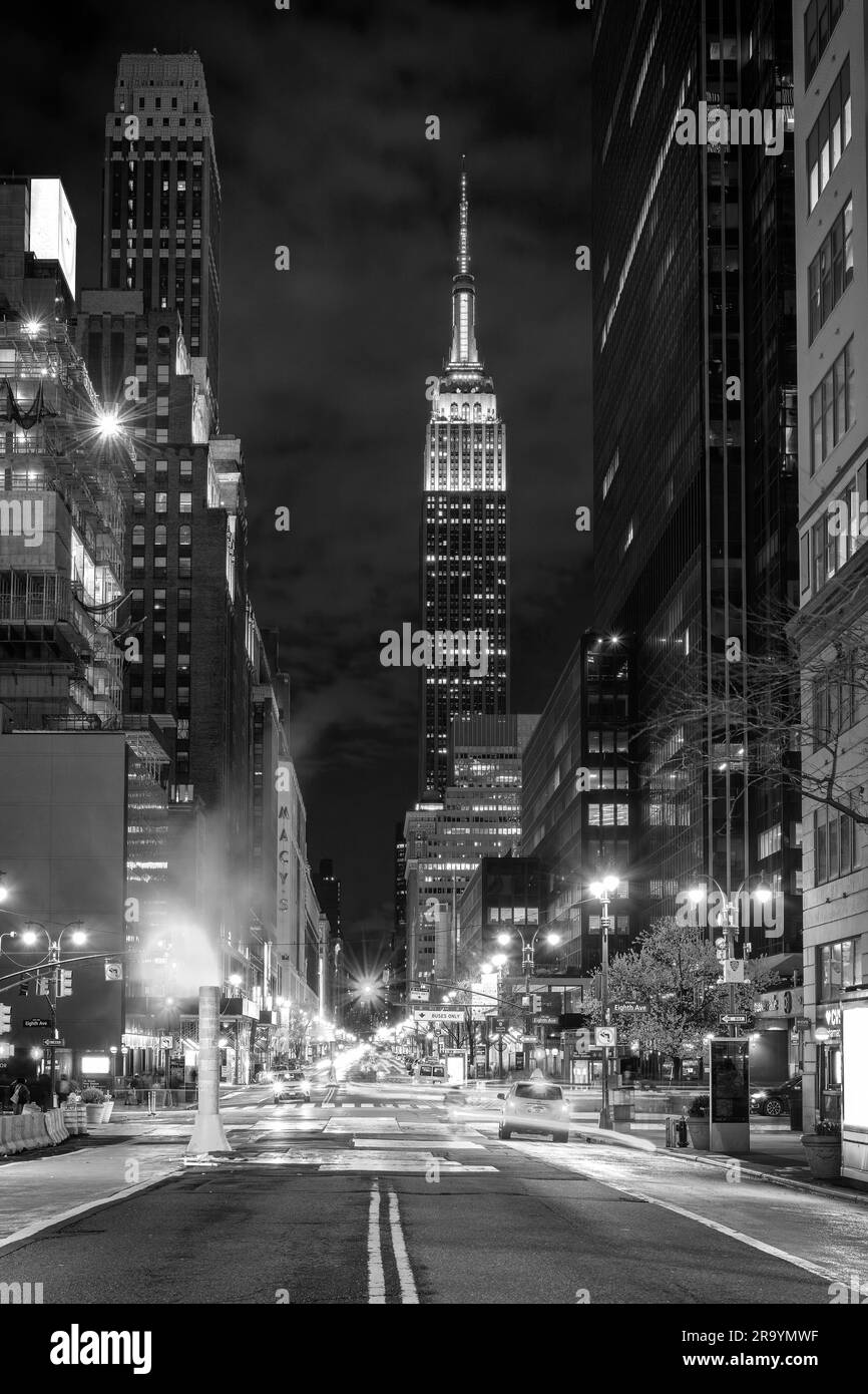 Rue de nuit à Manhattan, New York City, NY, États-Unis. Noir et blanc. Banque D'Images
