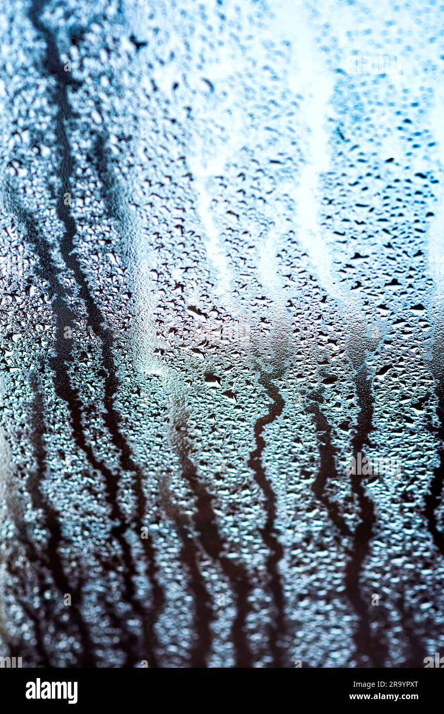 Condensation en streaming sur la fenêtre de Velux - France. Banque D'Images