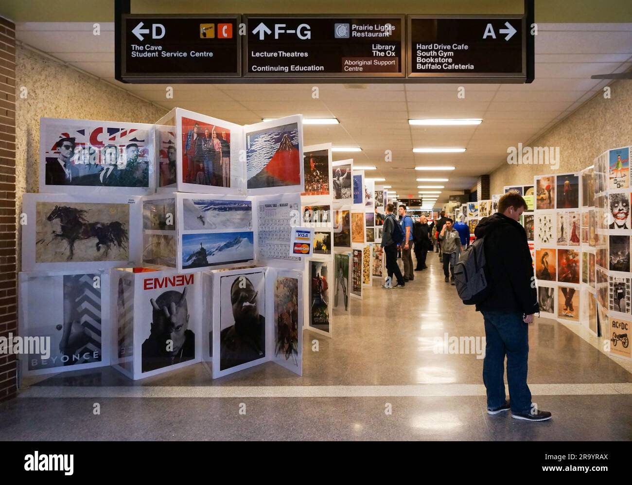 Winnipeg, Manitoba, Canada - 11 18 2014 : intérieur du bâtiment principal du campus polytechnique notre Dame du Collège Red River avec exposition d'œuvres d'art Banque D'Images