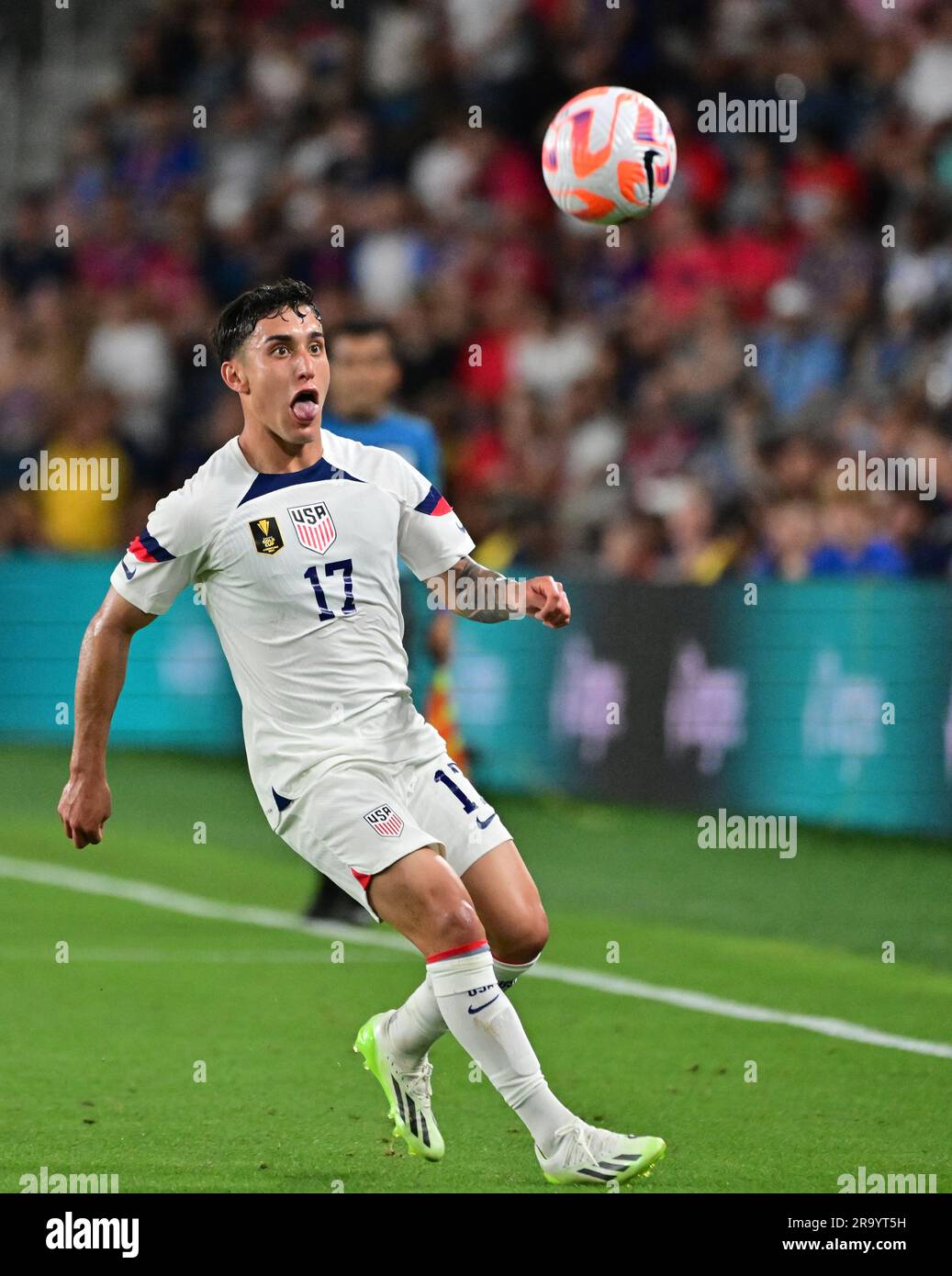 St. Louis, États-Unis. 28th juin 2023. Etats-Unis avance Alejandro Zendejas (17) se déplace pour intercepter la balle dans l'air. Les États-Unis ont battu Saint-Kitts-et-Nevis 6-0 lors d'un match de groupe de la coupe de l'or au CITY Park Stadium de St. Louis, Mo, mercredi 28 juin 2023. Photo par Tim Vizer/Sipa USA crédit: SIPA USA/Alay Live News Banque D'Images