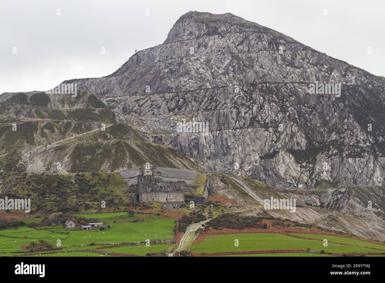 Trefor Granite Quarry et Garn pour la montagne sur la péninsule de Llyn, au nord du pays de Galles, paysage. Banque D'Images