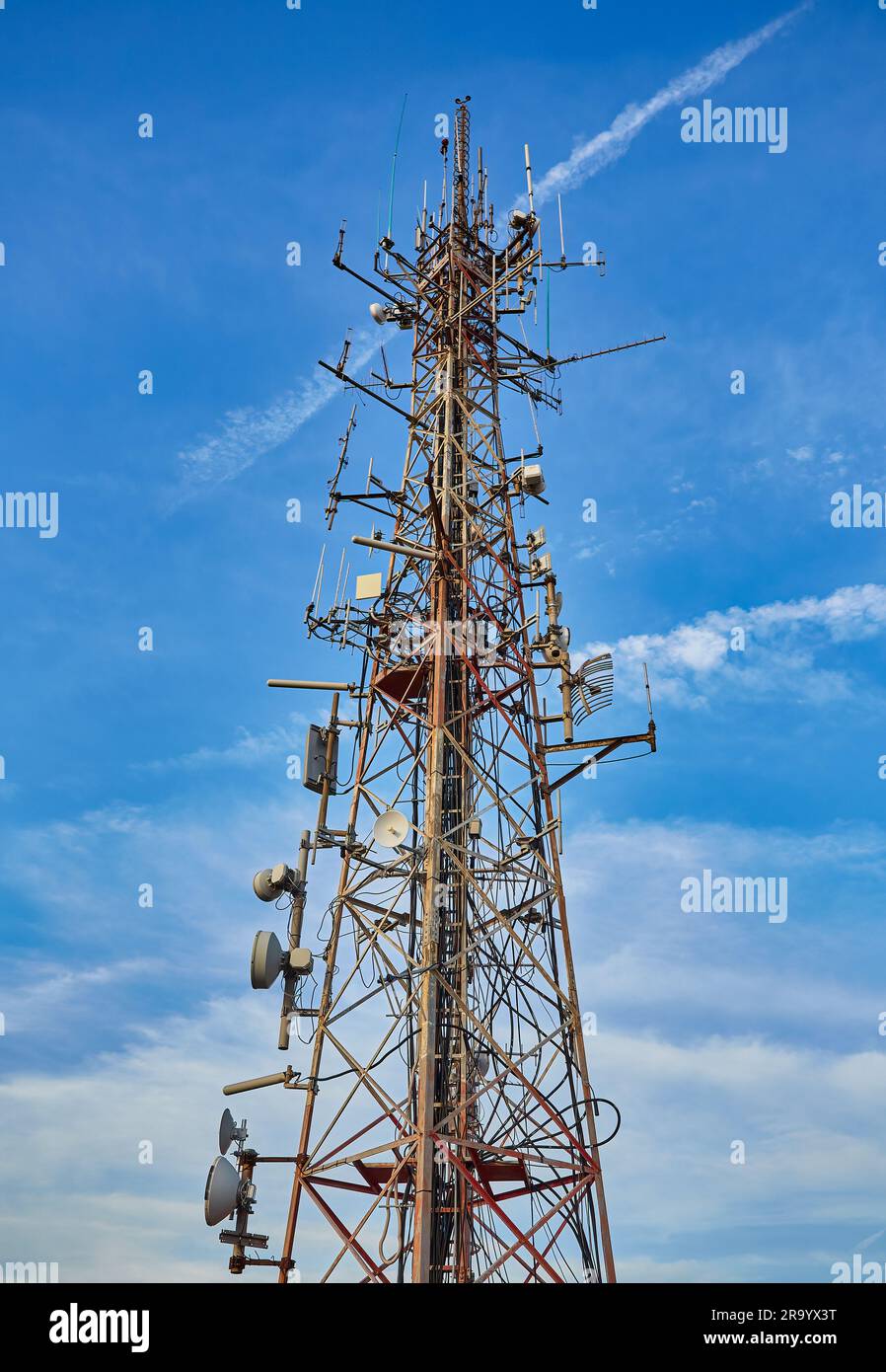 Équipement de communication par réseau radio LTE avec modules sans fil et antennes intelligentes montées sur fond métallique sur fond de ciel nuageux. Tour de télécommunication Banque D'Images