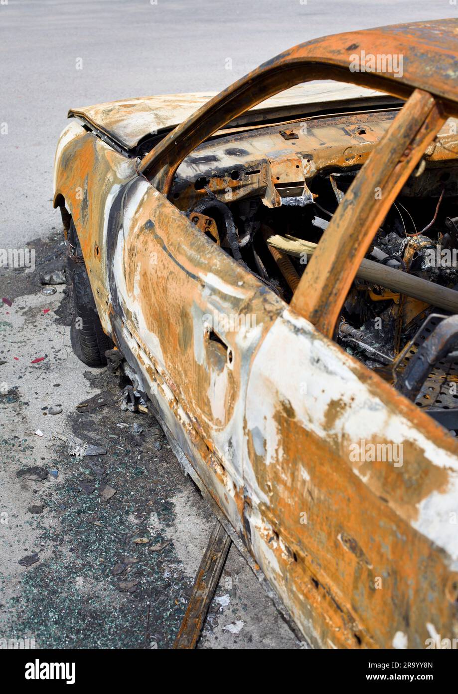 Cliché recadré d'une voiture incendiée abandonnée Banque D'Images