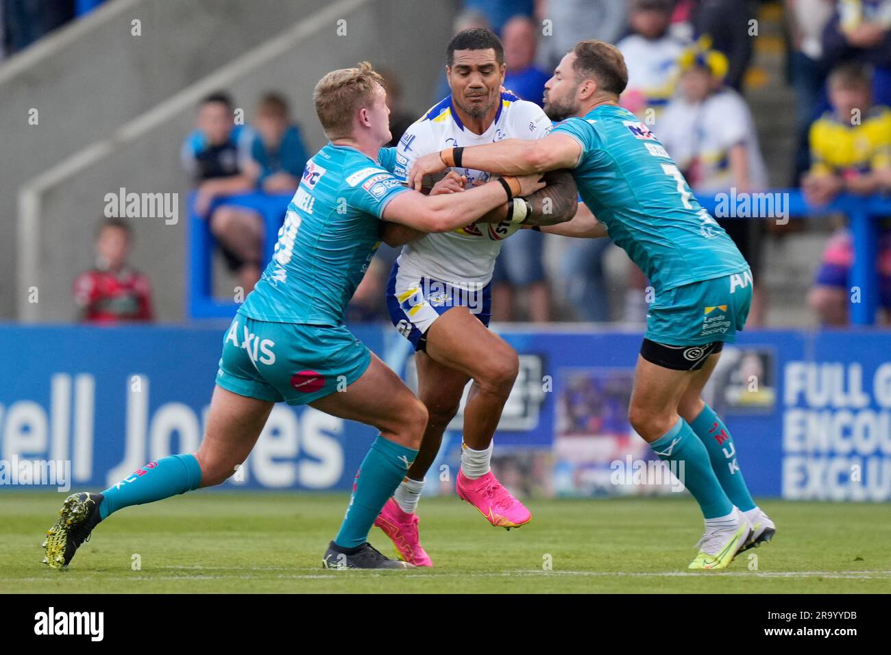 Pete Mata’utia #3 de Warrington Wolves court à Aidan Sezer #7 de Leeds ...