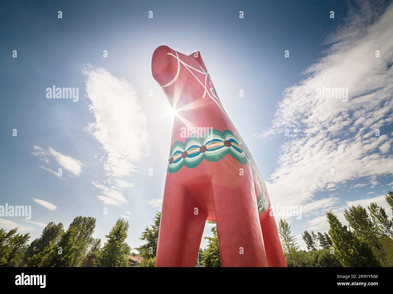 Vue à faible angle du gigantesque cheval Dala contre le soleil. Dalarna. Suède. Banque D'Images