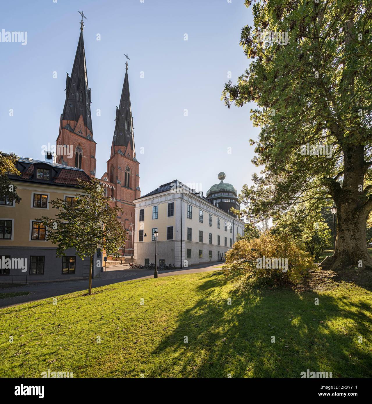 La cathédrale et Gustavianum au parc de l'Université. Uppsala, Suède. Banque D'Images