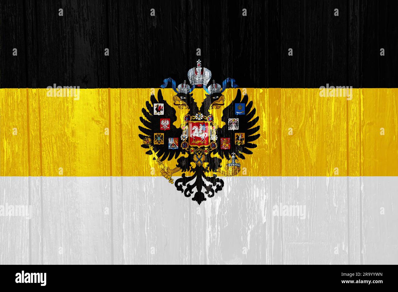 Drapeau impérial russe avec un aigle à double tête. Le premier drapeau officiel de l'Empire russe et le drapeau des célébrations sur la texture. Co Banque D'Images