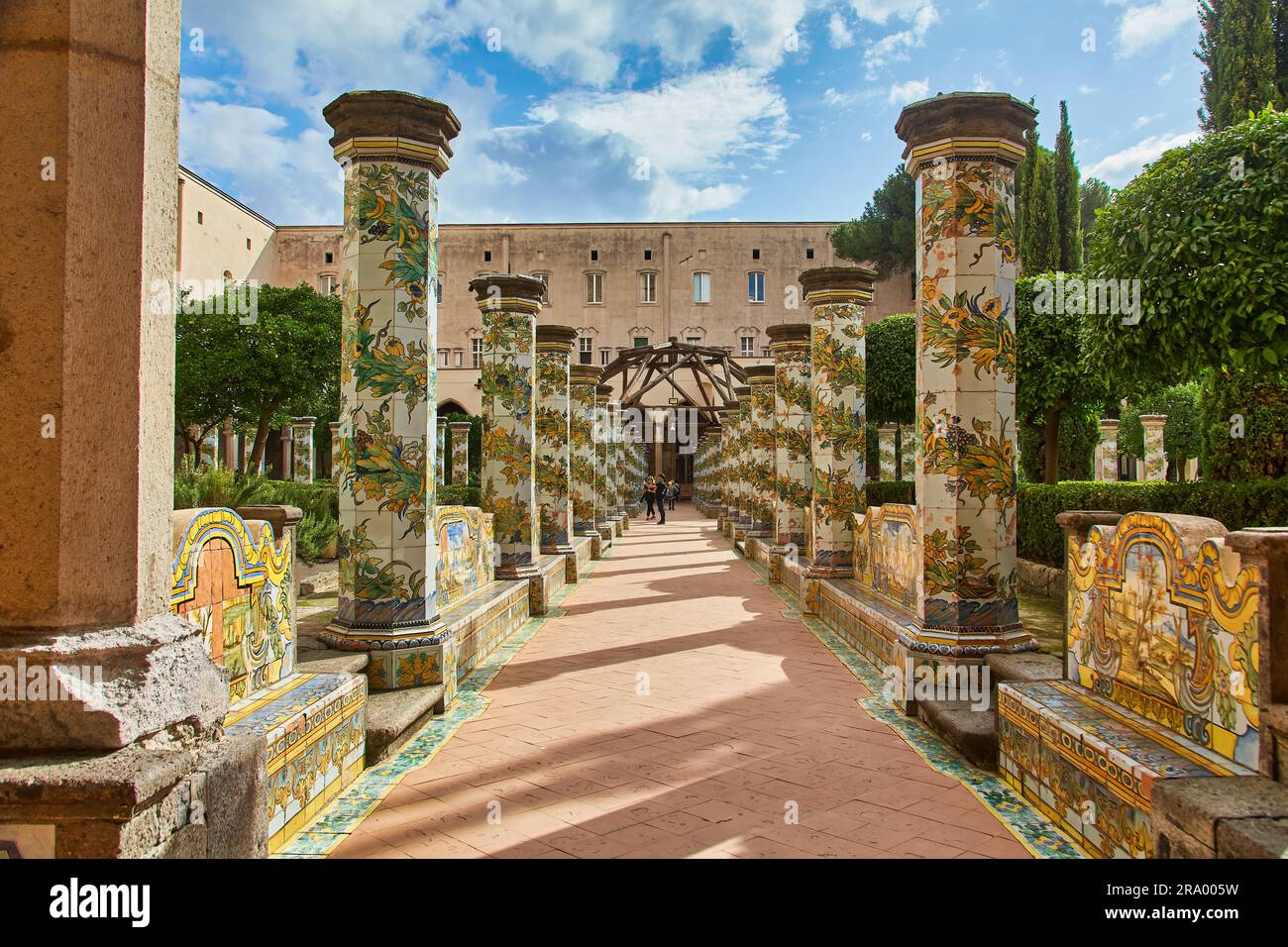 Naples, Italie - 25 octobre 2019: Vue sur les fresques cloître arcades du complexe monumental de Sainte Claire à Naples, Italie. Banque D'Images