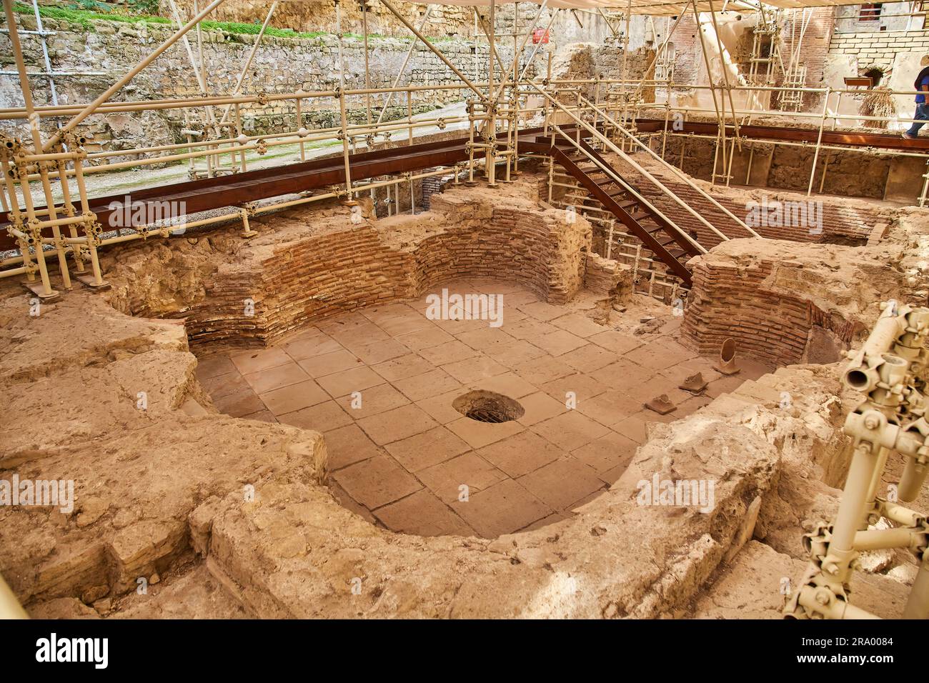 Naples, Italie - 25 octobre 2019: Vue sur les fresques cloître arcades du complexe monumental de Sainte Claire à Naples, Italie. Banque D'Images