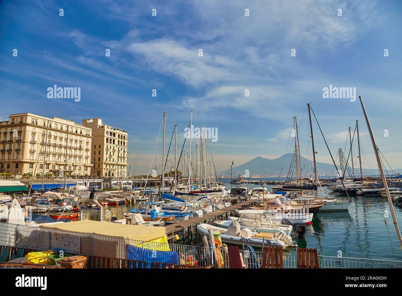 Naples, Italie - 24 octobre 2019: Bateaux à l'embarcadère de la promenade de via Nazario Sauro, Campanie, Italie Banque D'Images