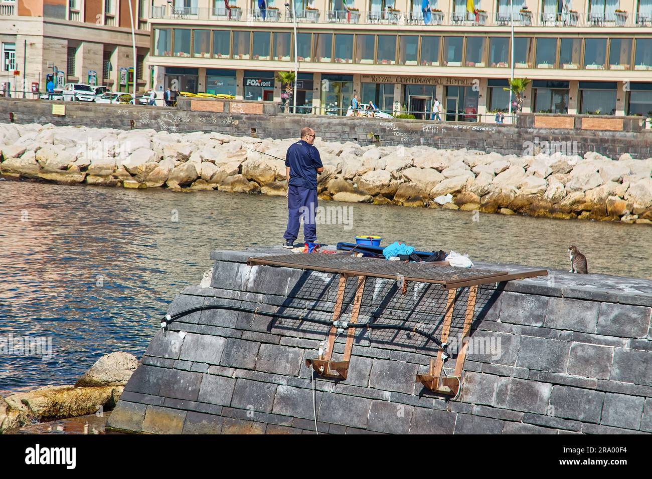 Naples, Italie - 24 octobre 2019: Bateaux à l'embarcadère de la promenade de via Nazario Sauro, Campanie, Italie Banque D'Images