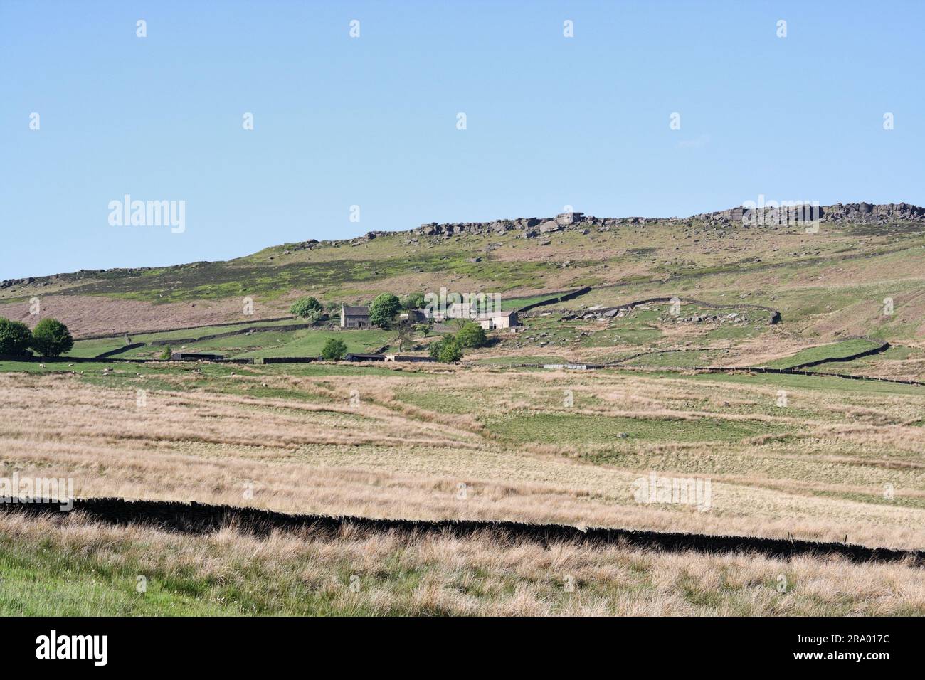 Stanage EDGE et maison de ferme isolée de moorland, Derbyshire Angleterre Royaume-Uni, English Peak district paysage du parc national, campagne britannique Banque D'Images