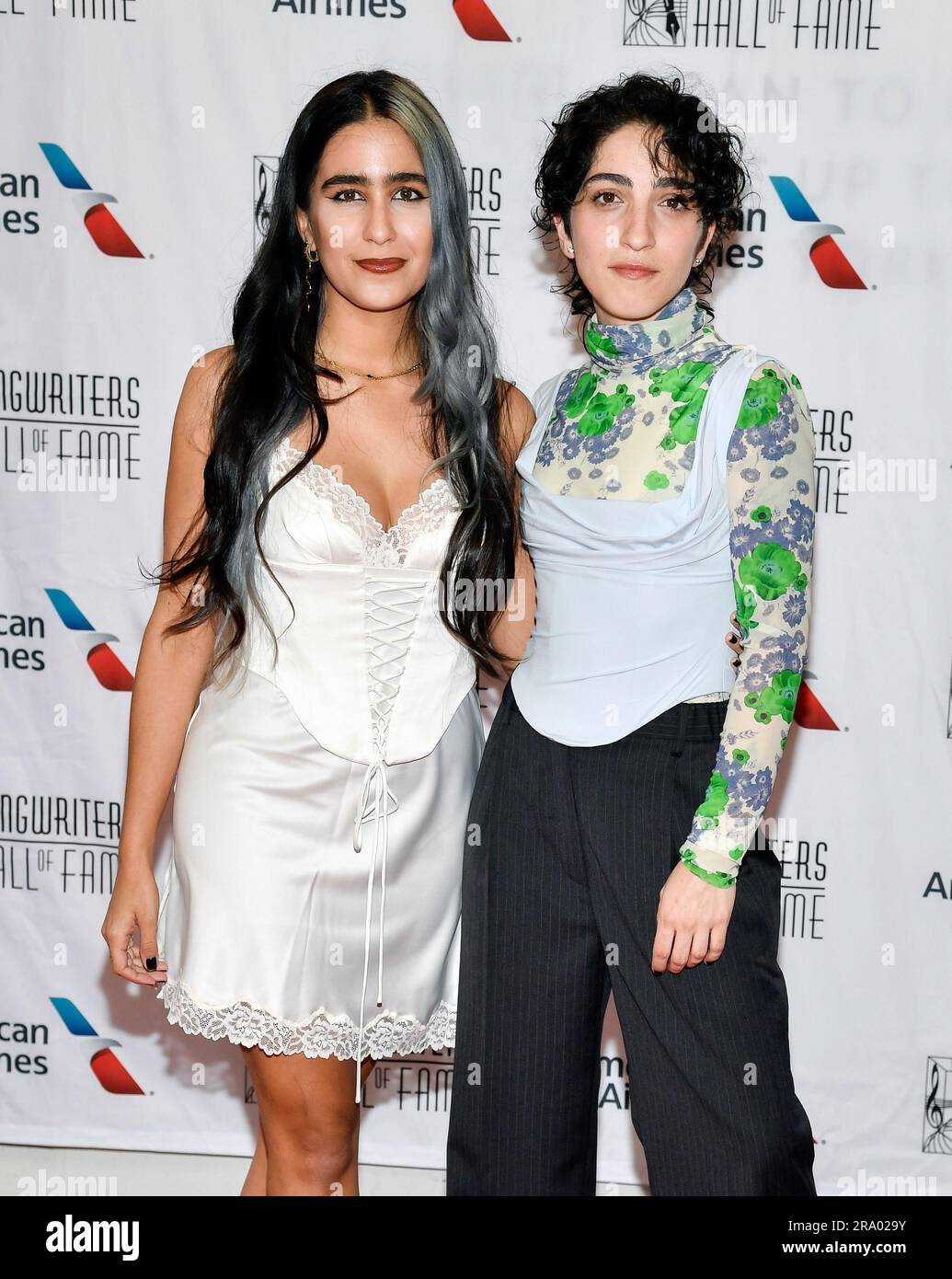 Gem Hernandez, left, and Emily Estefan attend the 52nd annual Songwriters Hall of Fame induction and awards ceremony at the New York Marriott Marquis Hotel on Thursday, June 15, 2023, in New York. (Photo by Evan Agostini/Invision/AP) Banque D'Images