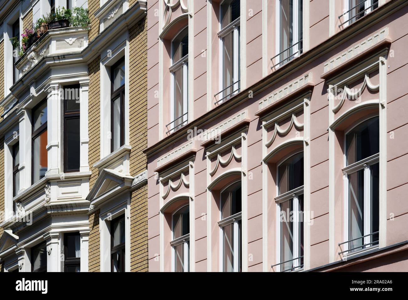 façades rénovées de maisons résidentielles aux couleurs pastel et richement décorées de la fin du 19th siècle dans le quartier d'eigelstein de cologne Banque D'Images