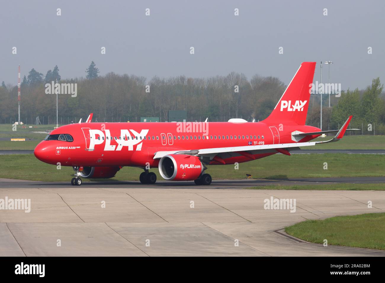 TF-PPB, PLAY Airlines, Airbus A320neo, arrivée à l'aéroport de Londres Stansted, Essex, Royaume-Uni Banque D'Images