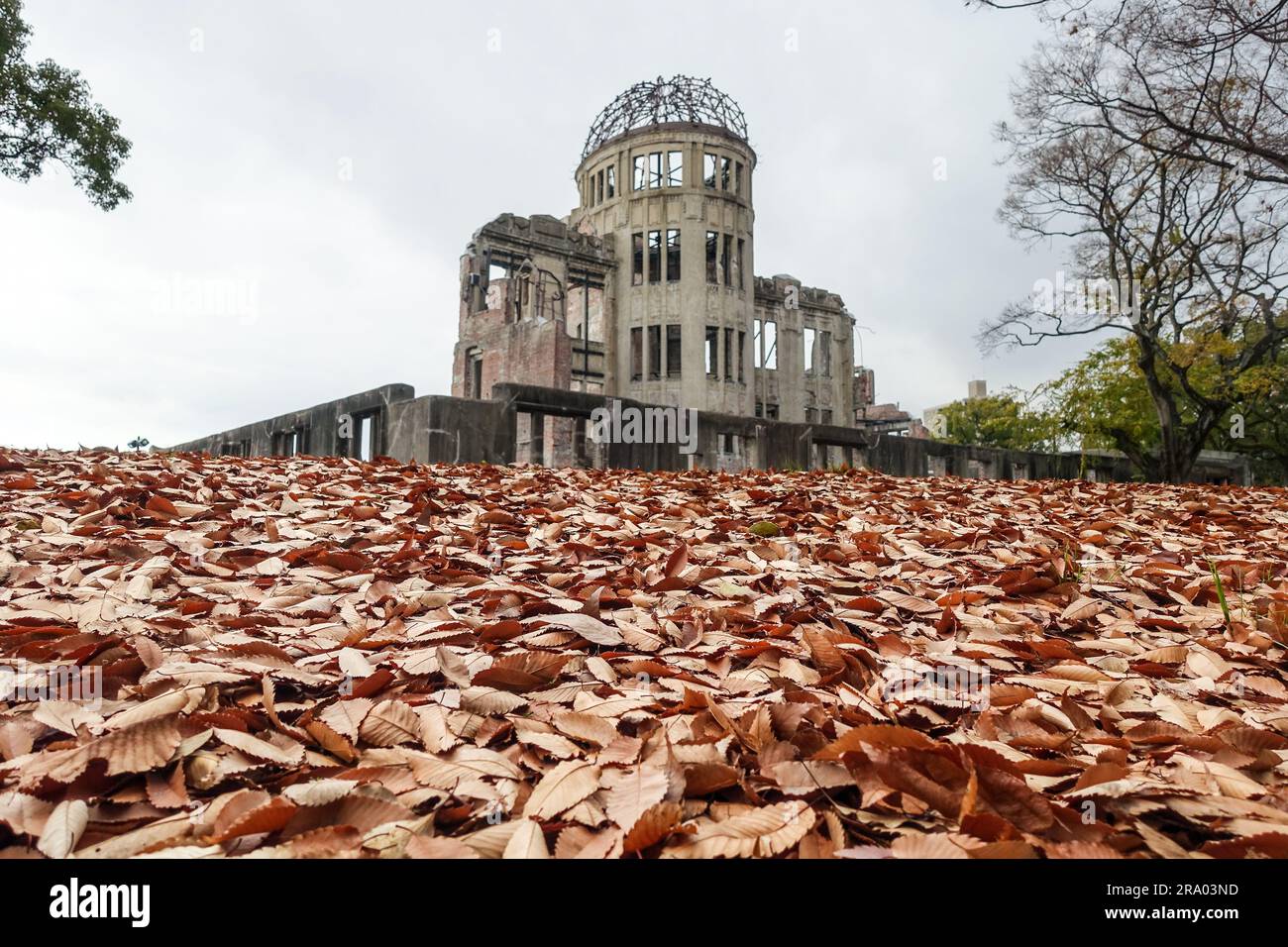 Feuilles d'automne tombées près du dôme debout de la bombe A dans le parc commémoratif de la paix d'Hiroshima, au Japon Banque D'Images