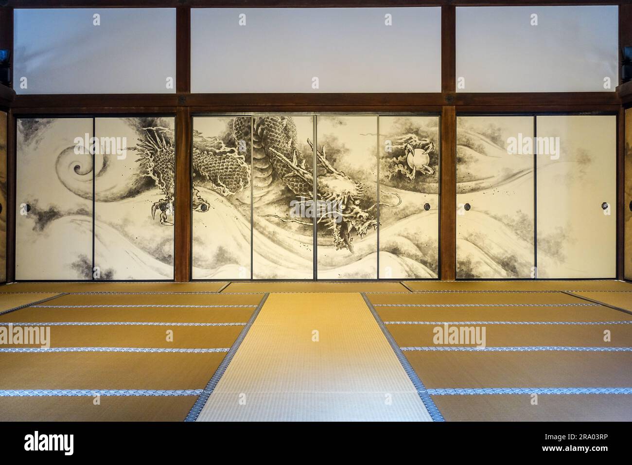 Peintures sur panneaux de portes coulissantes au temple Ryoan-ji Banque D'Images
