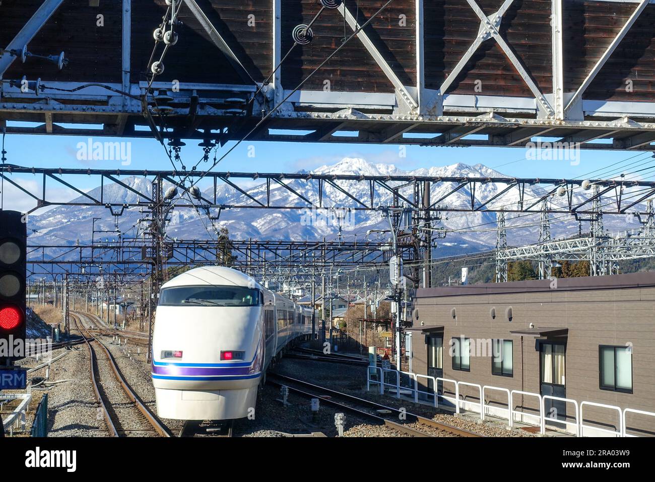 Gare de Nikko, rails, avec des Alpes japonaises enneigées dans le fond Banque D'Images