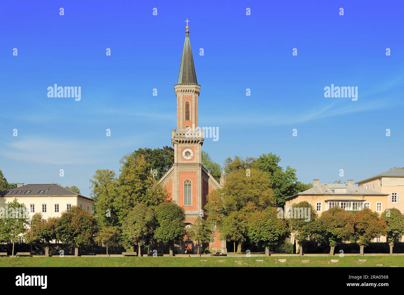 Église luthérienne Christuskirche sur Elisabethkai dans la ville de Salzbourg, dans la vieille ville de droite. Bâtiment historique de l'année 1867. Banque D'Images Église luthérienne Christuskirche sur Elisabethkai dans la ville de Salzbourg, dans la vieille ville de droite. Bâtiment historique de l'année 1867. Banque D'Images