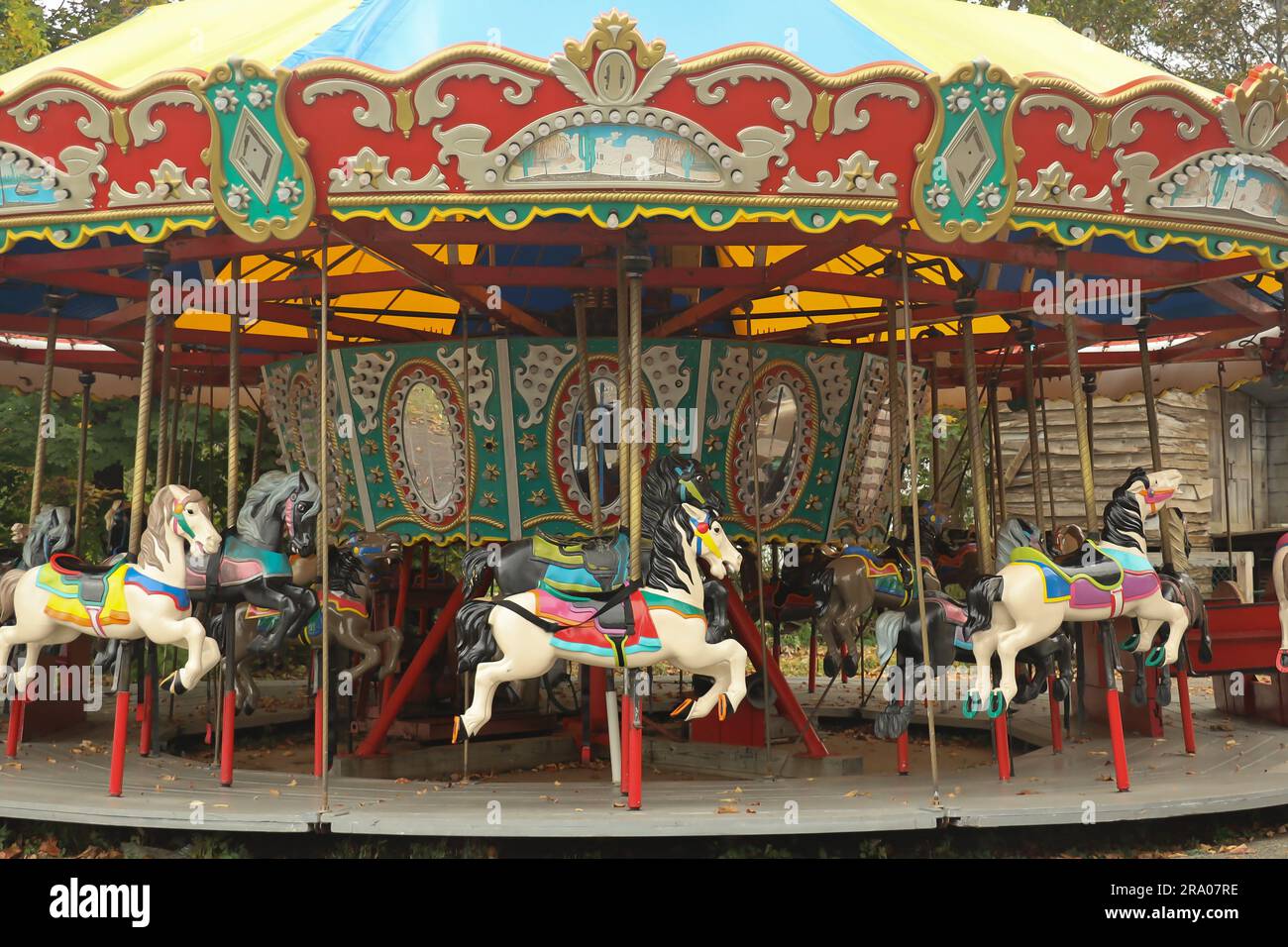 horizontal de carrousel coloré avec cheval en position de course attendant que les enfants grimpent dessus Banque D'Images