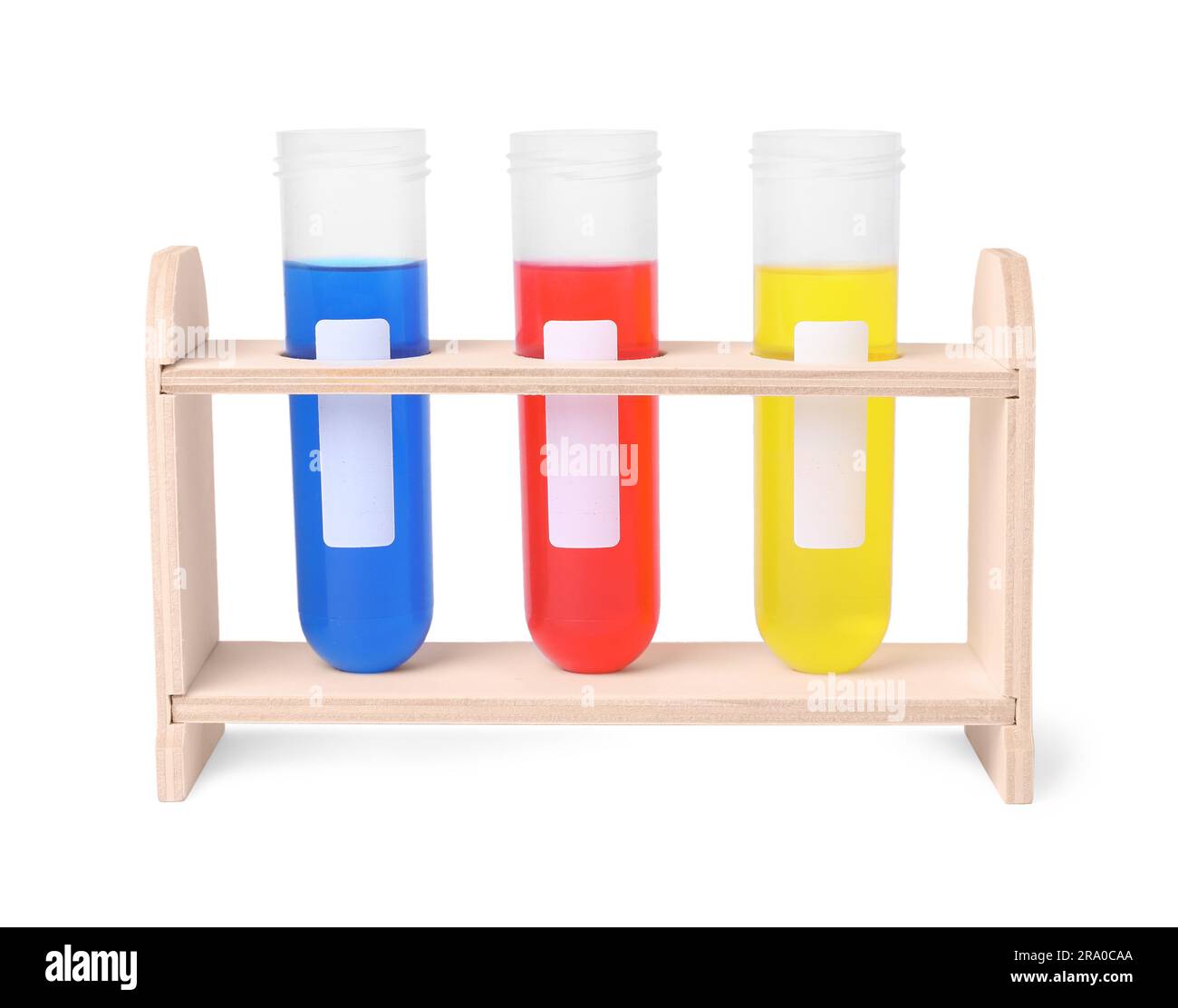 Tubes à essai avec liquides colorés sur support en bois, isolés sur blanc. Kit d'expérimentation chimique pour enfants Banque D'Images