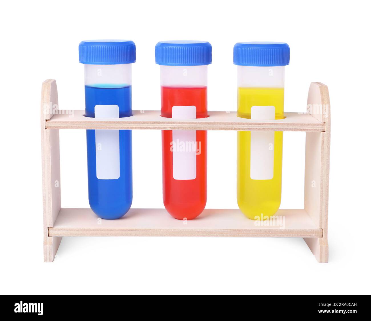 Tubes à essai avec liquides colorés sur support en bois, isolés sur blanc. Kit d'expérimentation chimique pour enfants Banque D'Images