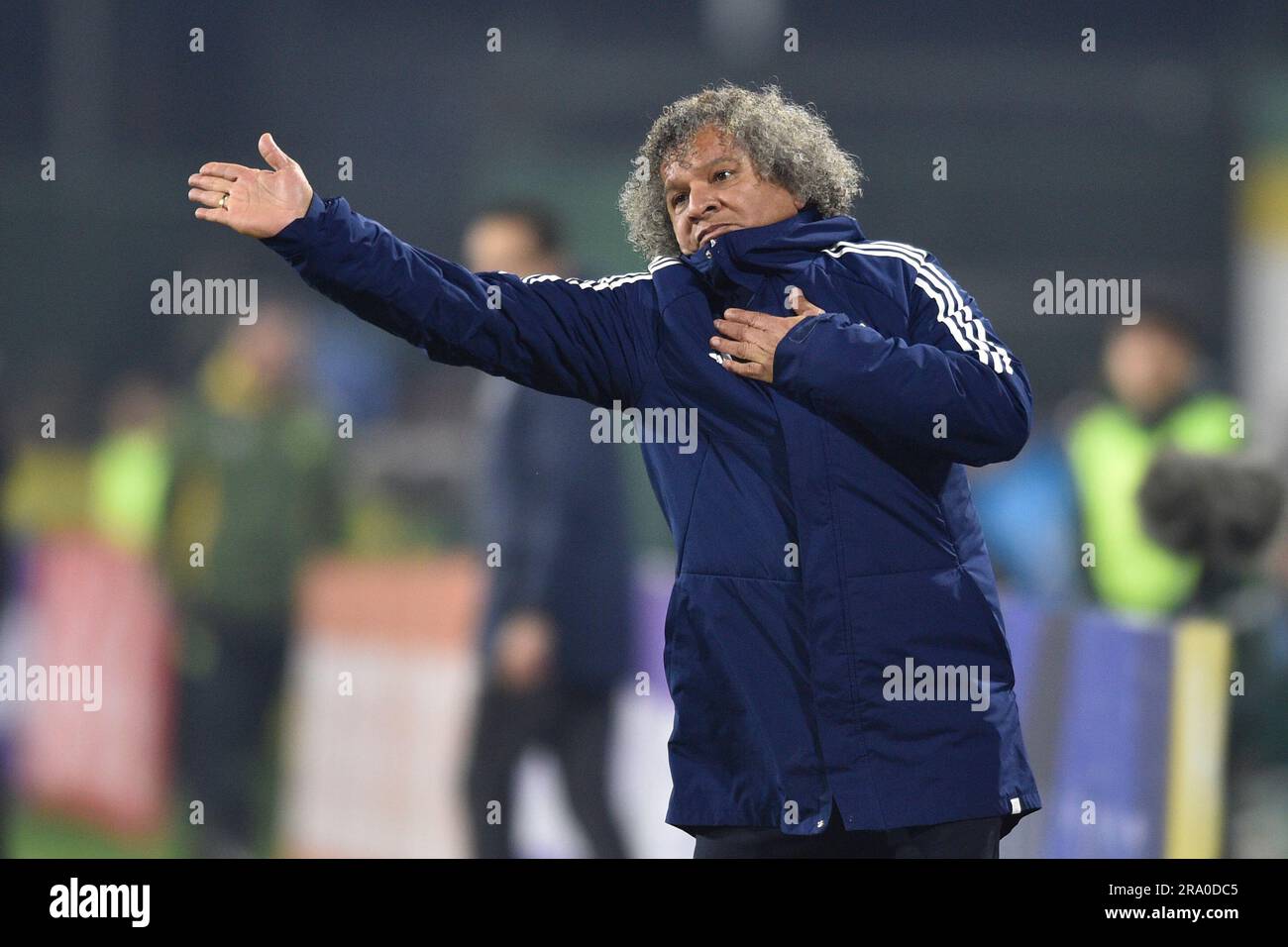 Coach Alberto Gamero of Colombia's Millonarios reacts during a Copa Sudamericana Group F soccer match against Argentina's Defensa y Justicia at Norberto Tito Tomaghello stadium in Buenos Aires, Argentina, Thursday, June 29, 2023. (AP Photo/Gustavo Garello) Banque D'Images
