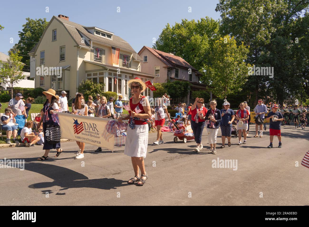 Wyomissing, Pennsylvanie – 4 juillet 2022 : les filles de la Révolution américaine défilent dans la parade du 4 juillet Banque D'Images