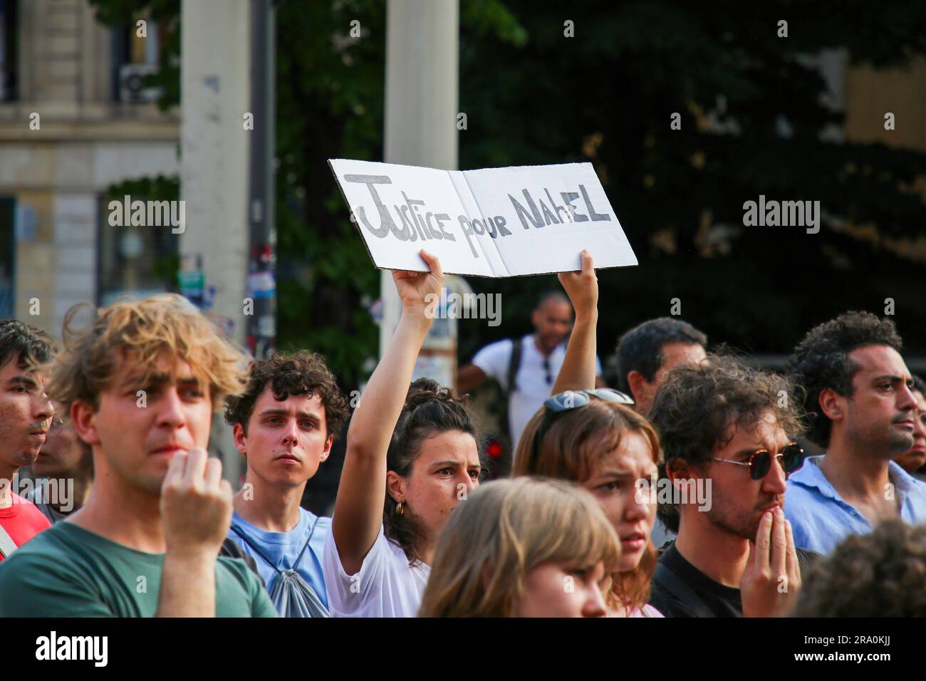 Marseille, France. 29th juin 2023. Un manifestant tient un écriteau lors de la manifestation exigeant justice pour Nahel. Le jeune Nahel, 17 ans, a été tué mardi 27 juin à Nanterre (France), dans les hauts-de-Seine, par un policier qui a utilisé son arme après avoir refusé de se conformer alors qu'il conduisait sans permis. L'affaire refait revivre le débat sur la violence policière, plusieurs émeutes ont eu lieu dans tout le pays. Le policier a été inculpé pour « homicide intentionnel » et placé en garde à vue. (Photo de Denis Taust/SOPA Images/Sipa USA) crédit: SIPA USA/Alay Live News Banque D'Images