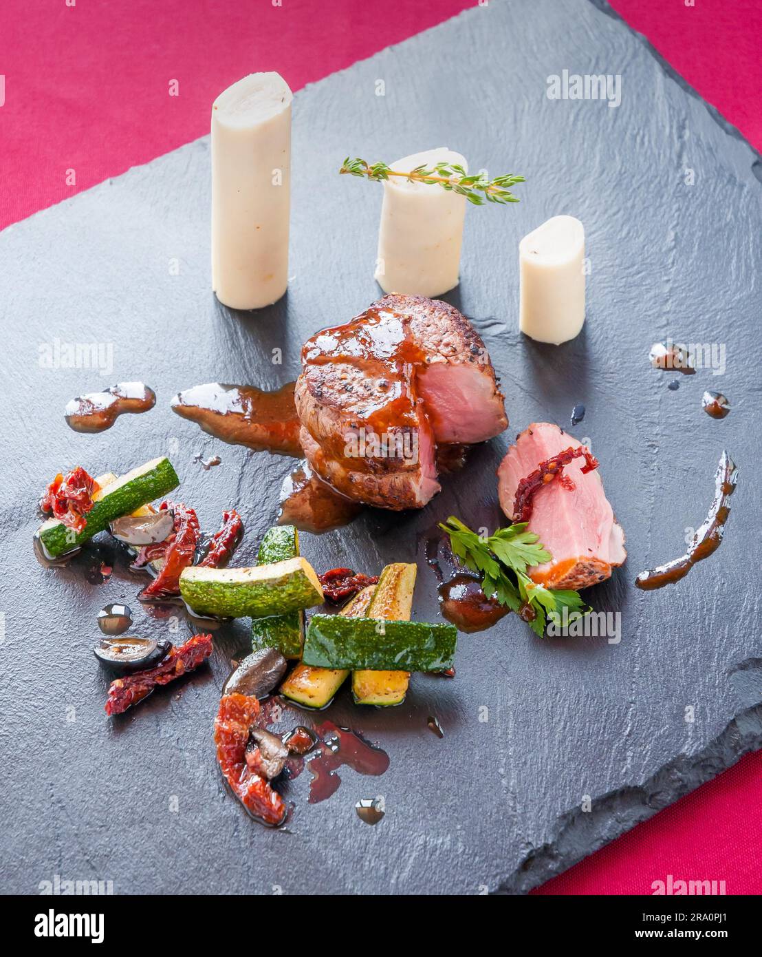 Filet de boeuf aux courgettes et coeurs de palmier, sur une ardoise