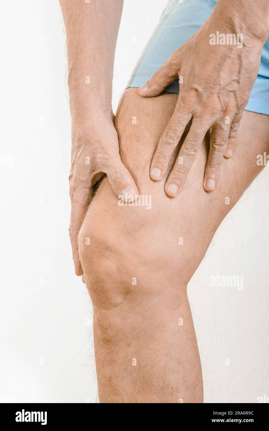 Athlète homme massant un quadriceps douloureux après un accident. Il pourrait s'agir d'un claquaage musculaire ou d'une élongation musculaire Banque D'Images