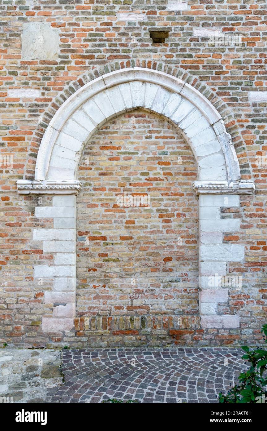 Un détail d'une porte fortifiée de l'église de Monteguiduccio dans les Marches italiennes Banque D'Images