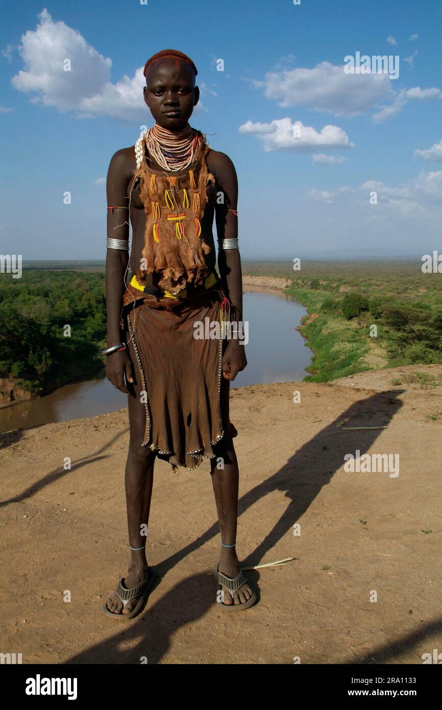 Fille en face de la rivière Omo, tribu Karo, sud de l'Éthiopie Banque D'Images