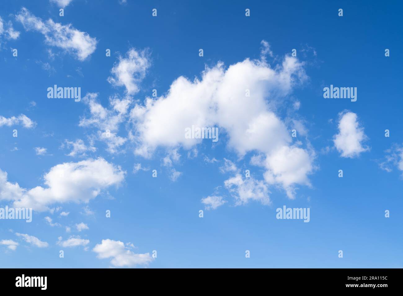 Ciel bleu avec nuages blancs au printemps Banque D'Images