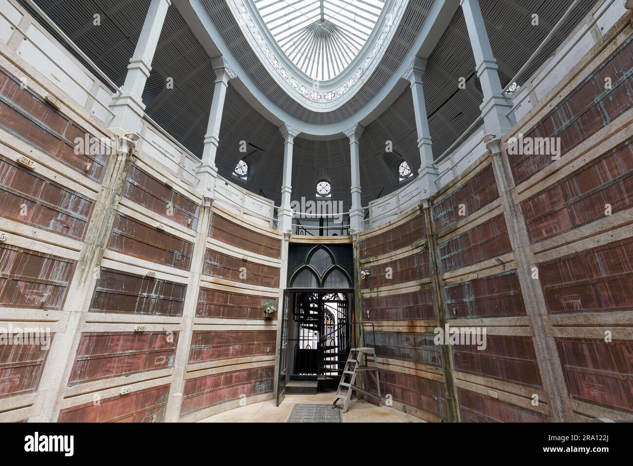 Salle funéraire ovale avec dôme en verre, construction en granit et en fer, cimetière historique Cemiterio de Agramonte, quartier de Cedofeita, Porto, Portugal Banque D'Images