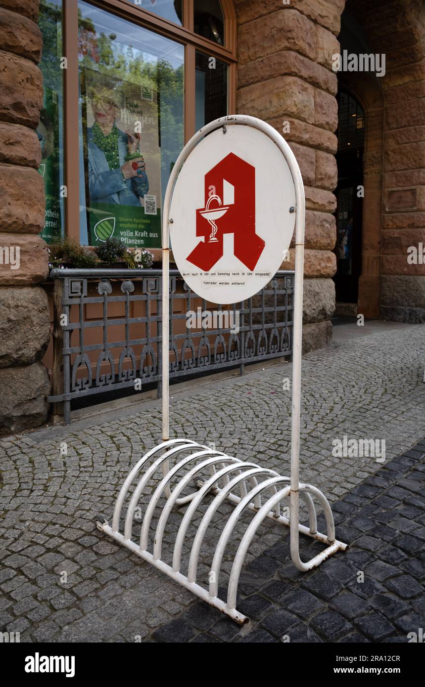Support de vélo avec logo de pharmacie, logo devant Stadtapotheke, Weimar, Thuringe, Allemagne Banque D'Images