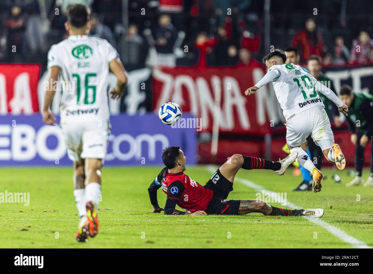 ROSÁRIO, SF - 29.06.2023: NEWELLS X AUDAX - Gonzalo Alejandro Ríos (AUD) dispute le ballon lors du match entre les vieux garçons de Newell (ARG) et Audax Italiano (CHI) pour la Copa Sudamericana à Rosario, en Argentine. (Photo: Sporeo/Fotoarena) Banque D'Images