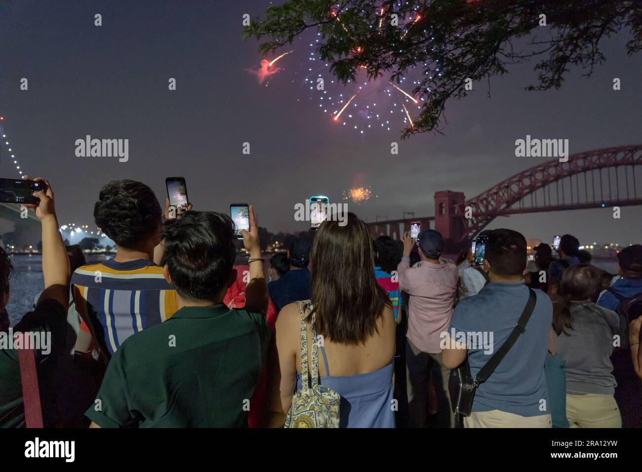 New York, États-Unis. 29th juin 2023. NEW YORK, NY - 29 JUIN : les spectateurs regardent les feux d'artifice exploser lors des célébrations annuelles de l'indépendance du Central Astoria, dans le parc Astoria, à 29 juin 2023, dans le quartier Queens de New York. Les New-Yorkais viennent en masse pour assister à la fête des feux d'artifice dans le parc Astoria, au milieu de la fumée et de la brume des feux de forêt canadiens. Crédit : Ron Adar/Alay Live News Banque D'Images