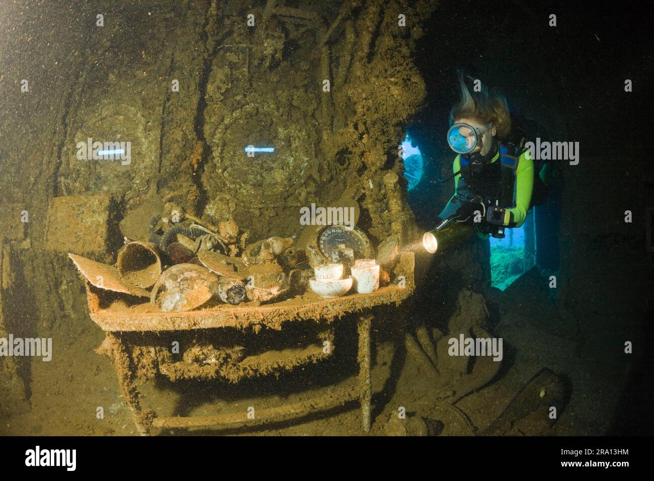 Le plongeur trouve des vaisselle et des objets d'art dans le pont de l'USS Saratoga, l'atoll de bikini, les îles Marshall, la Micronésie Banque D'Images