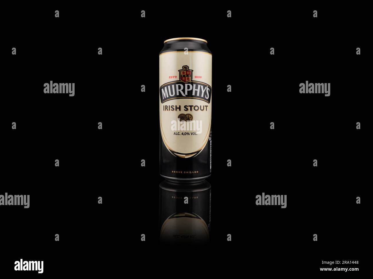 Erevan, Arménie, 18 juin 2023: Boîte de bière Murphy ou Stout irlandais. Boîte en aluminium de la bière Stout irlandaise de Murphy Banque D'Images