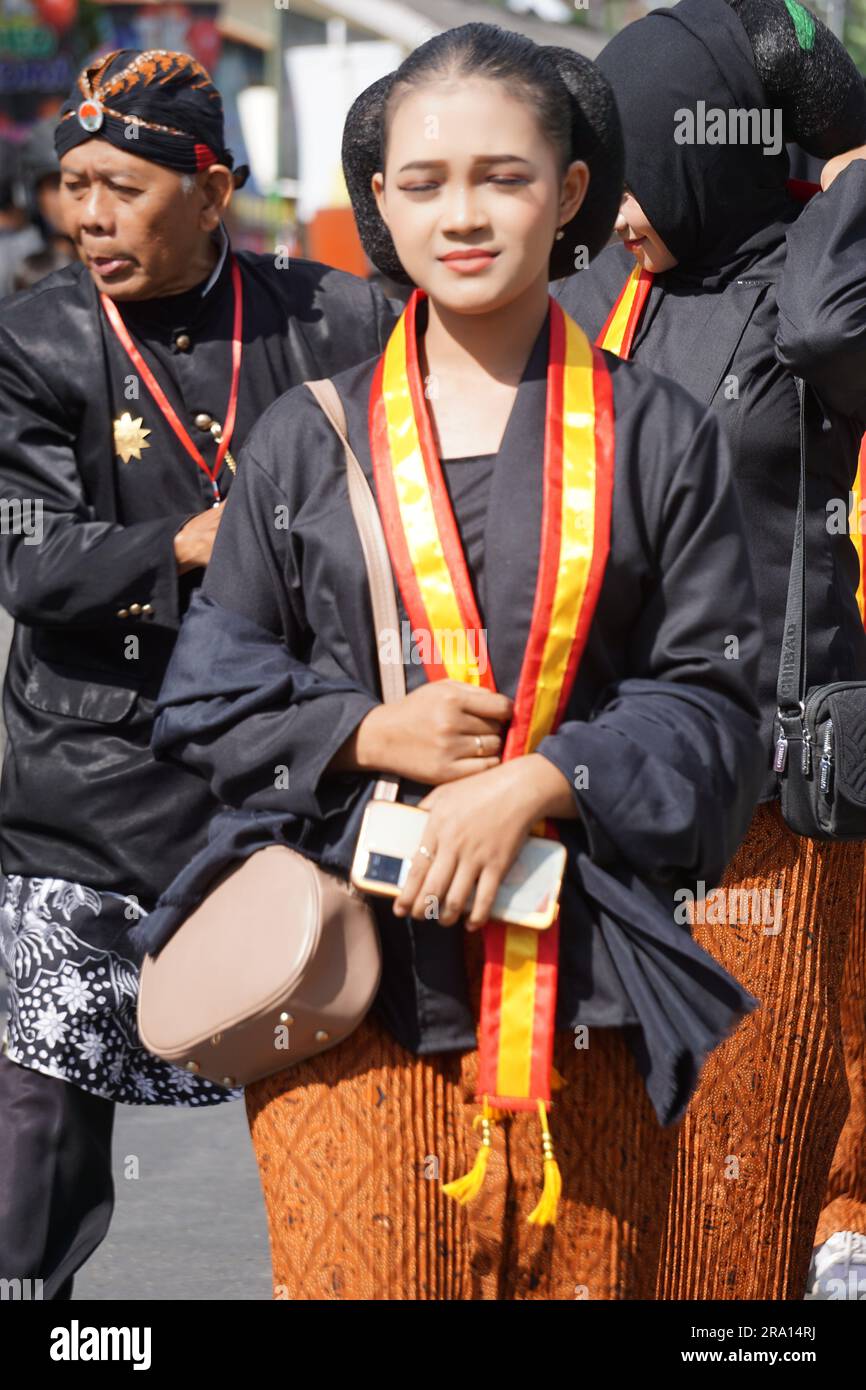 Belle jeune femme indonésienne portant le kebaya traditionnel Banque D'Images