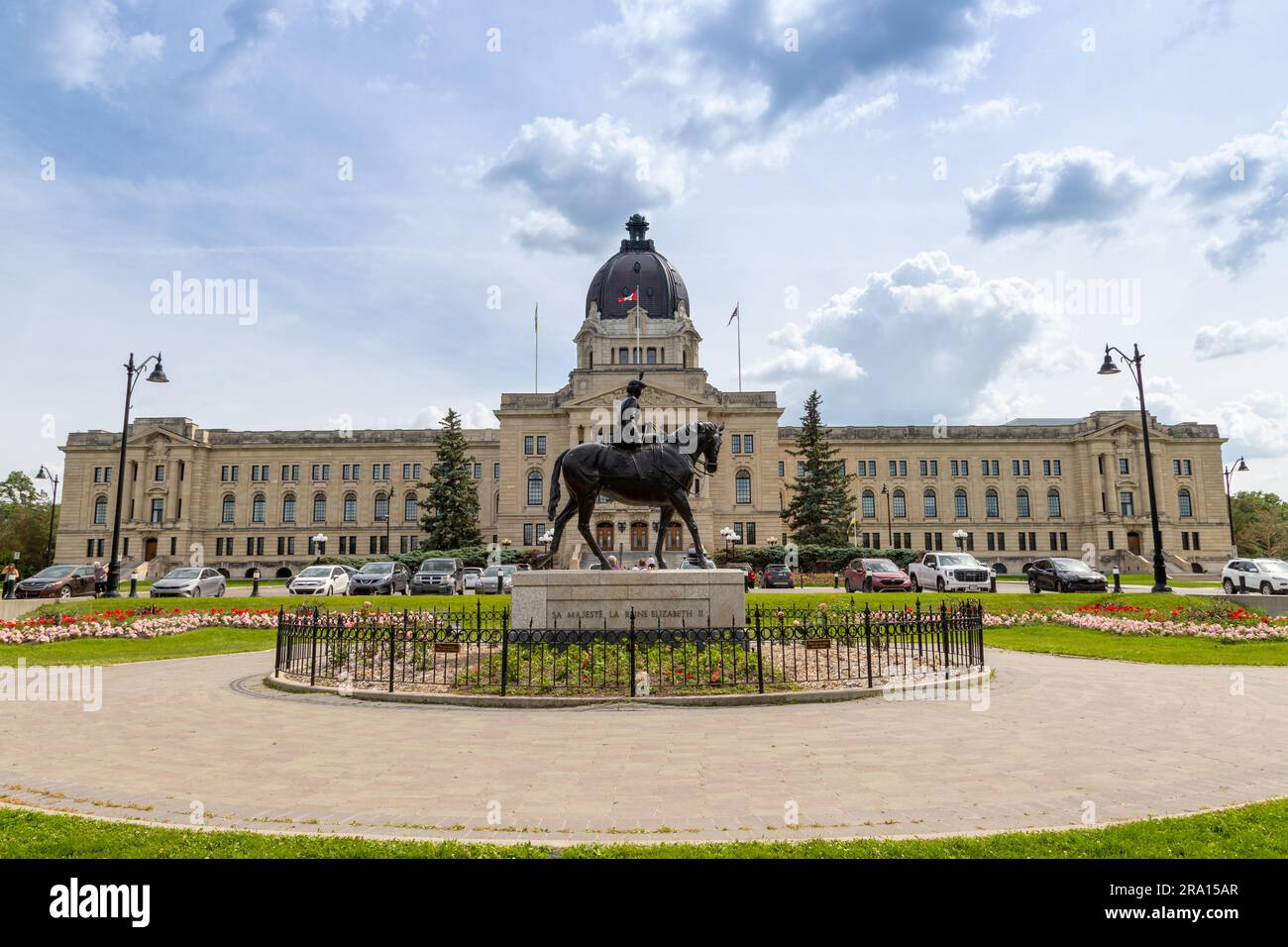 REGINA (Saskatchewan), CANADA, le 24 JUIN 2023 : le jardin de la reine Elizabeth devant l'Assemblée législative de la Saskatchewan à Regina. Le jardin était dédié à Banque D'Images